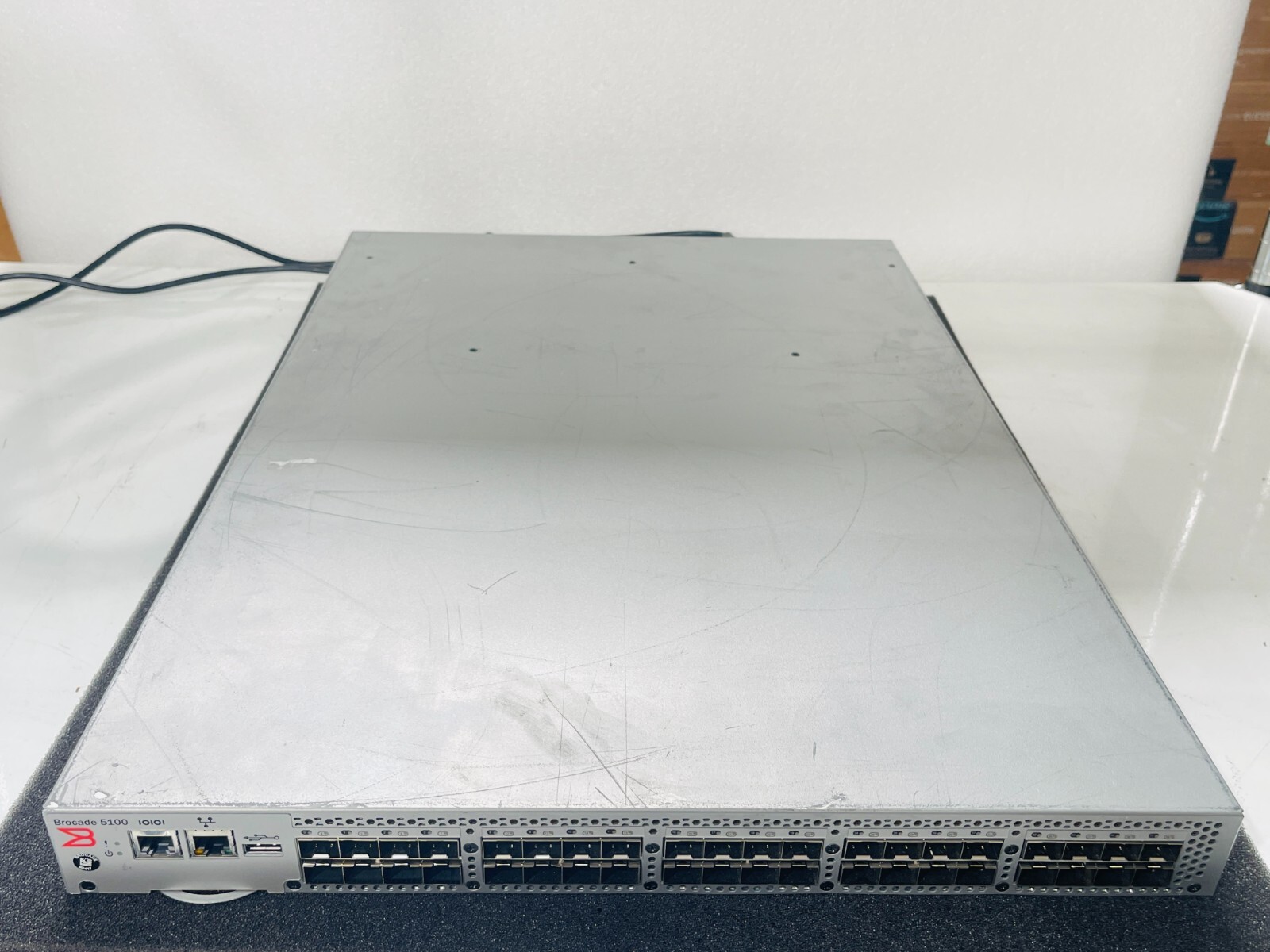 Brocade BR-5140-0008 5100 Switch 40 8Gb Fibre Channel Ports W/ PWR CORDs / USED