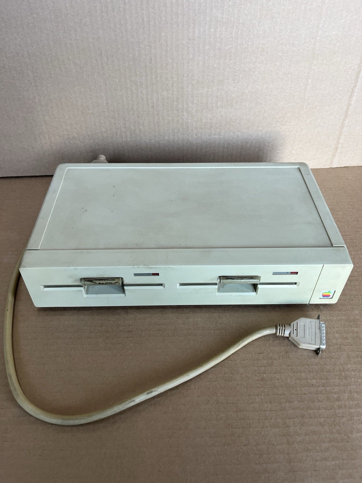 Apple lle Computer Vintage Computer Model A2S2004 untested/no bottom feet