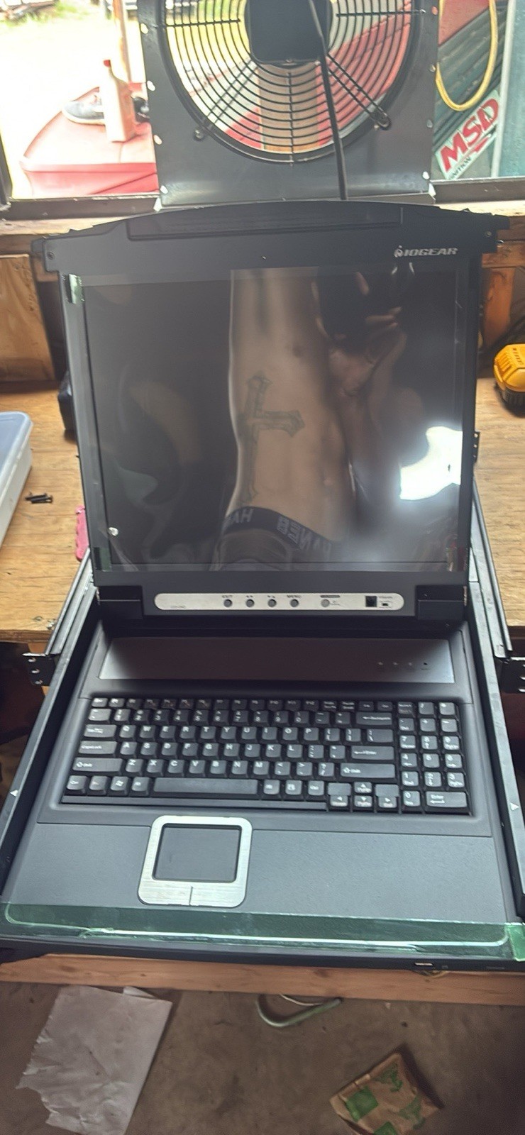 IOGEAR GCL1800 17”LCD Rack Mount Console Drawer w/ KVM Switch VGA