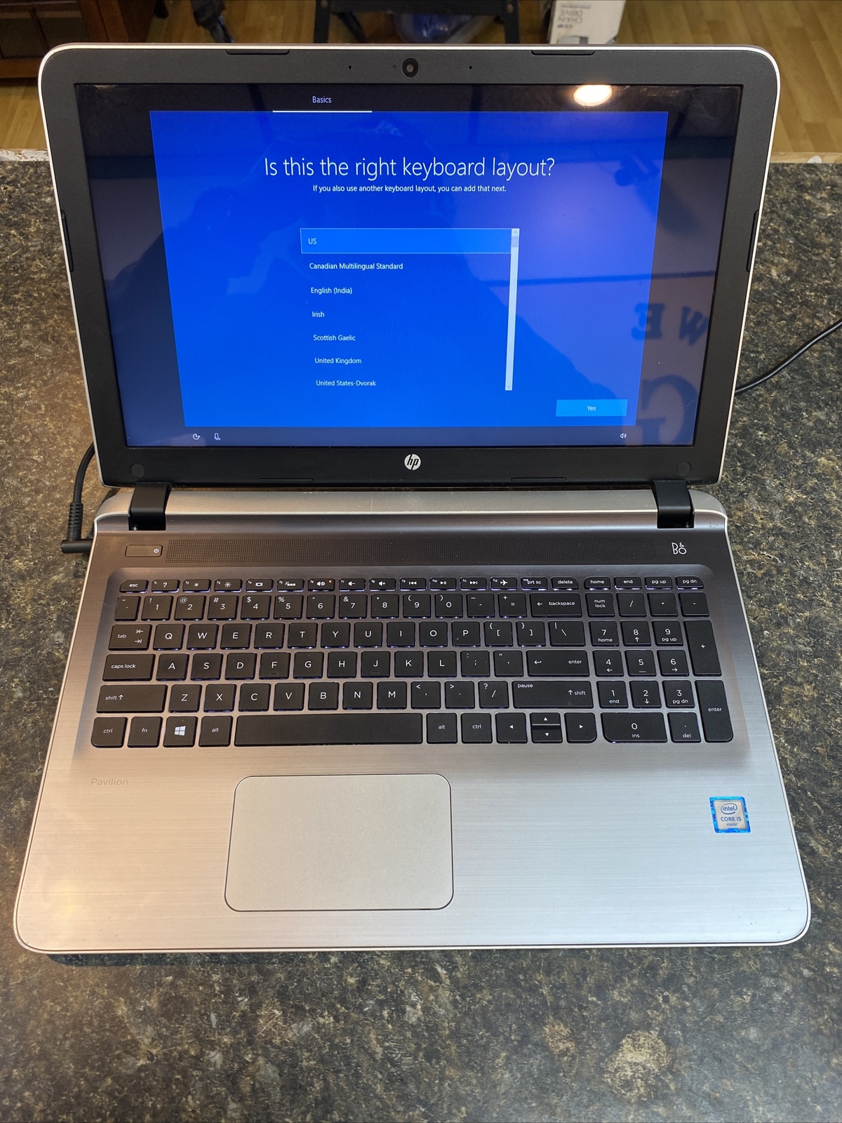 HP 15-ab243cl 15.6'' Touch Notebook Intel Core i5-6200U 1TB HDD 8GB RAM HD