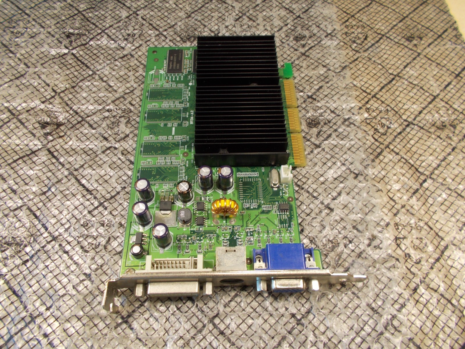 eVGA Nvidia GeForce FX5200 128MB AGP Video Card + DVI 128-A8-N304-LX