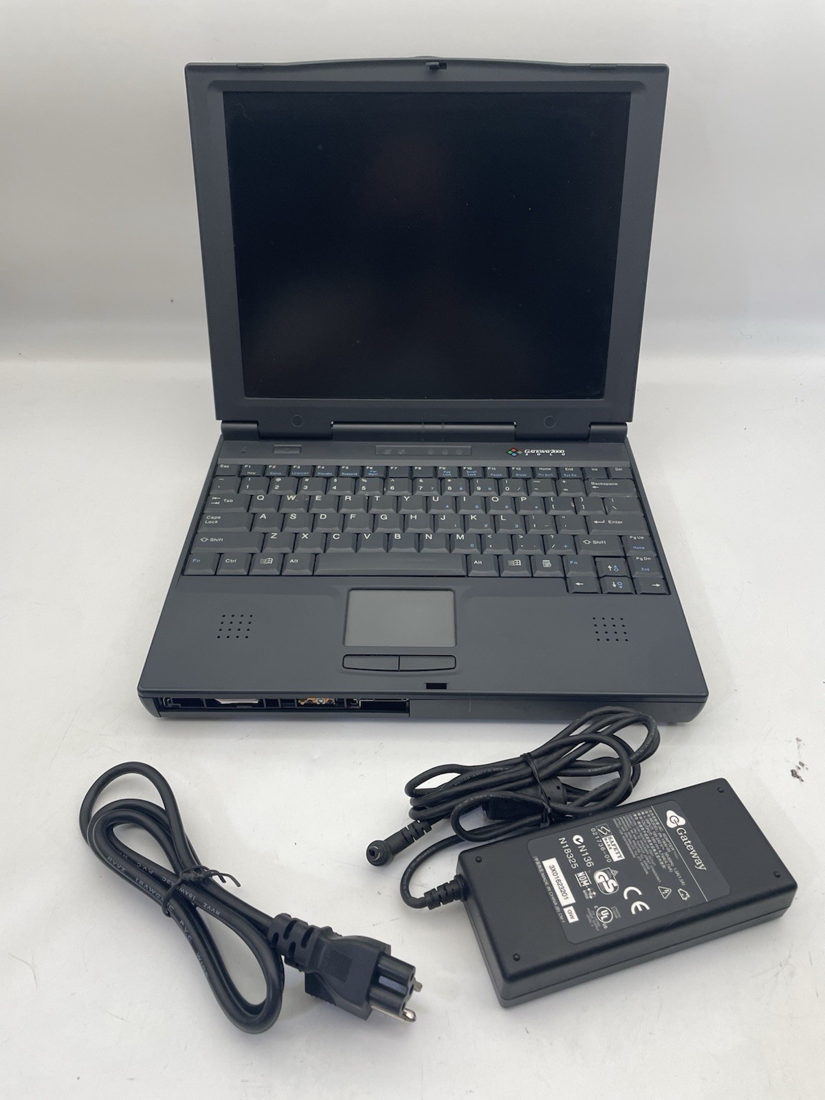 Vintage Gateway 2000 Solo 2300 Laptop Pentium MMX 166Mhz No HDD No OS