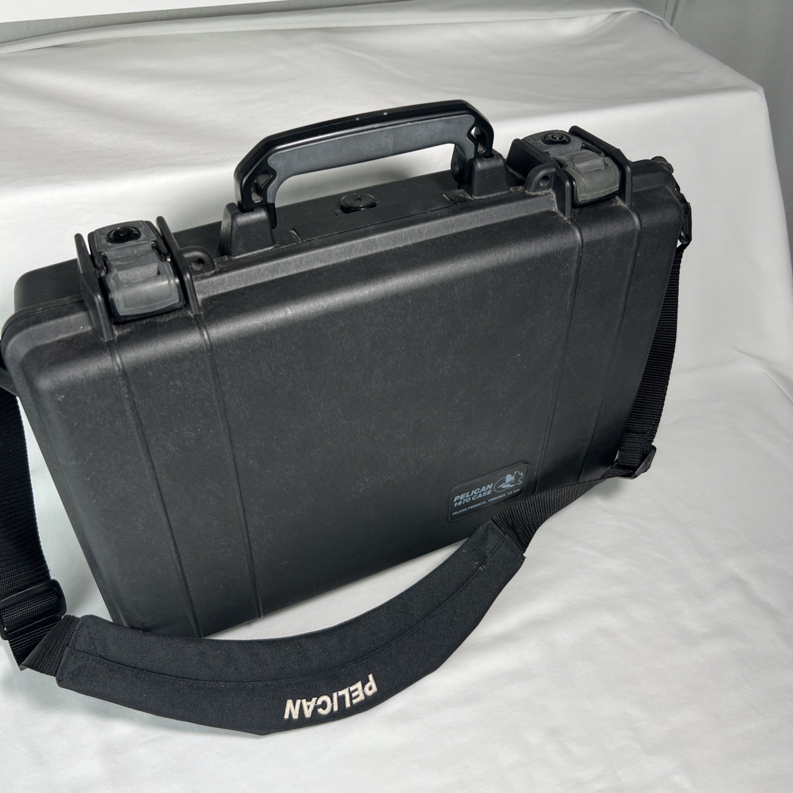 Pelican 1470 Hard Case for Laptop & Small Equipment w/ Strap 17"x 12"x 4" No Key
