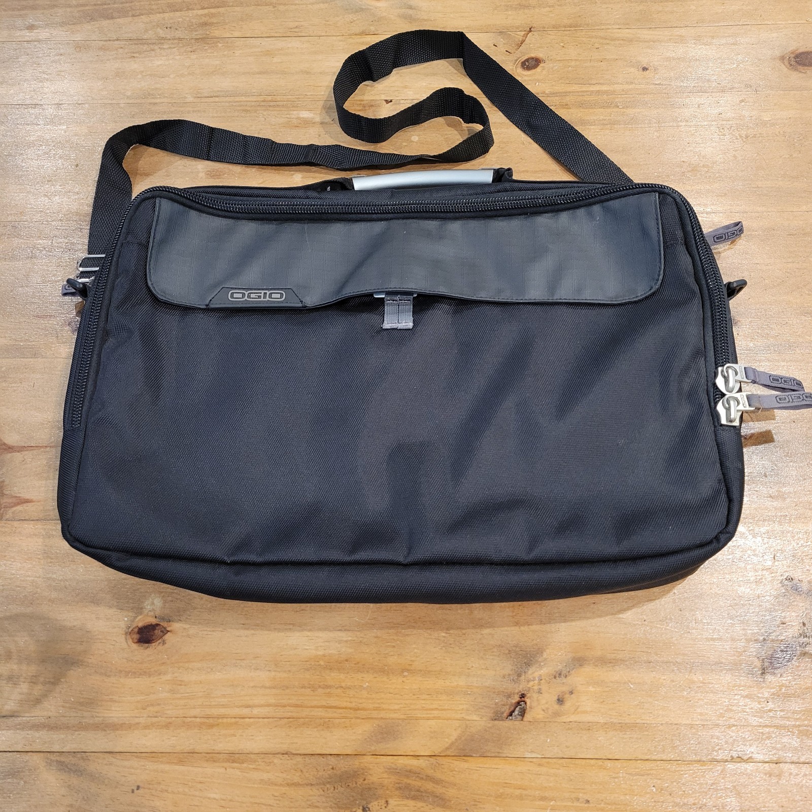 OGIO Laptop Messenger Bag Black Briefcase Shoulder Strap Travel Padded Work 19"