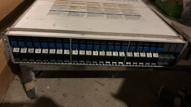 HITACHI DF850-CBSSR (24X HDD SAS 10K 600GB INSIDE) COMPLETE WITH ALL PARTS