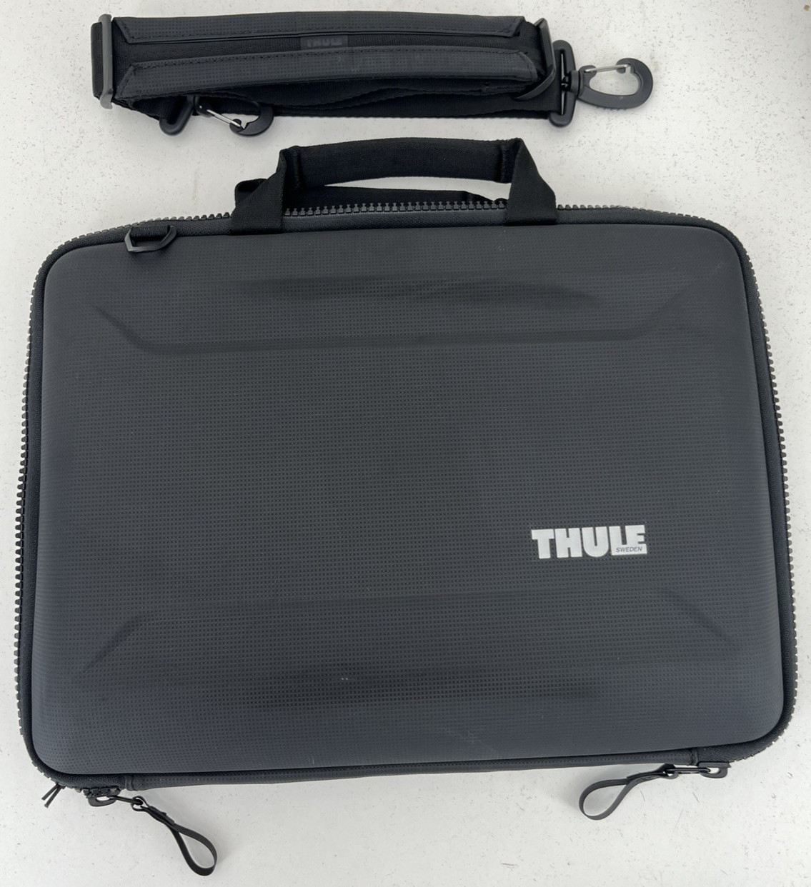 Thule Gauntlet Attaché 16" MacBook Pro Black 3204936 (BAD ZIPPER, PLEASE READ)