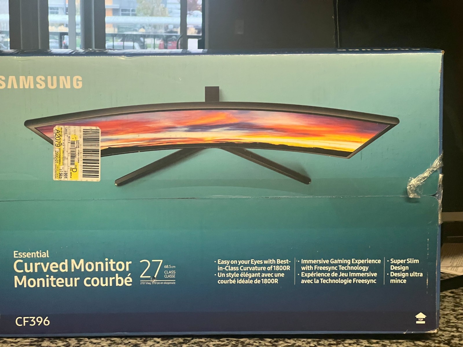 Samsung Essential 27" Curved LED Monitor - Black (CF396) - screen cracked.