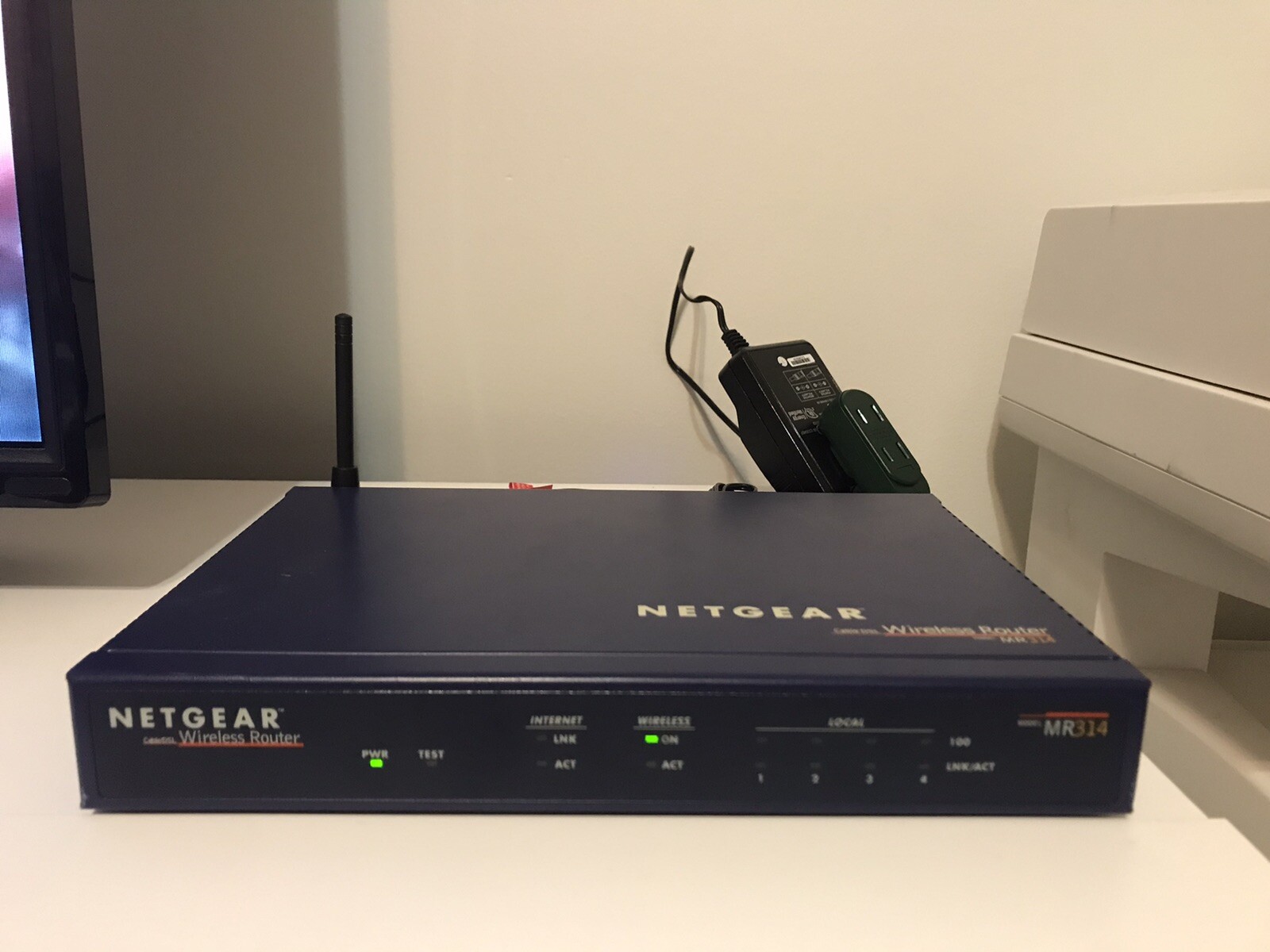 Netgear Cable DSL MR314 11 Mbps 4-Port 10/100M Wireless Router 12V DC