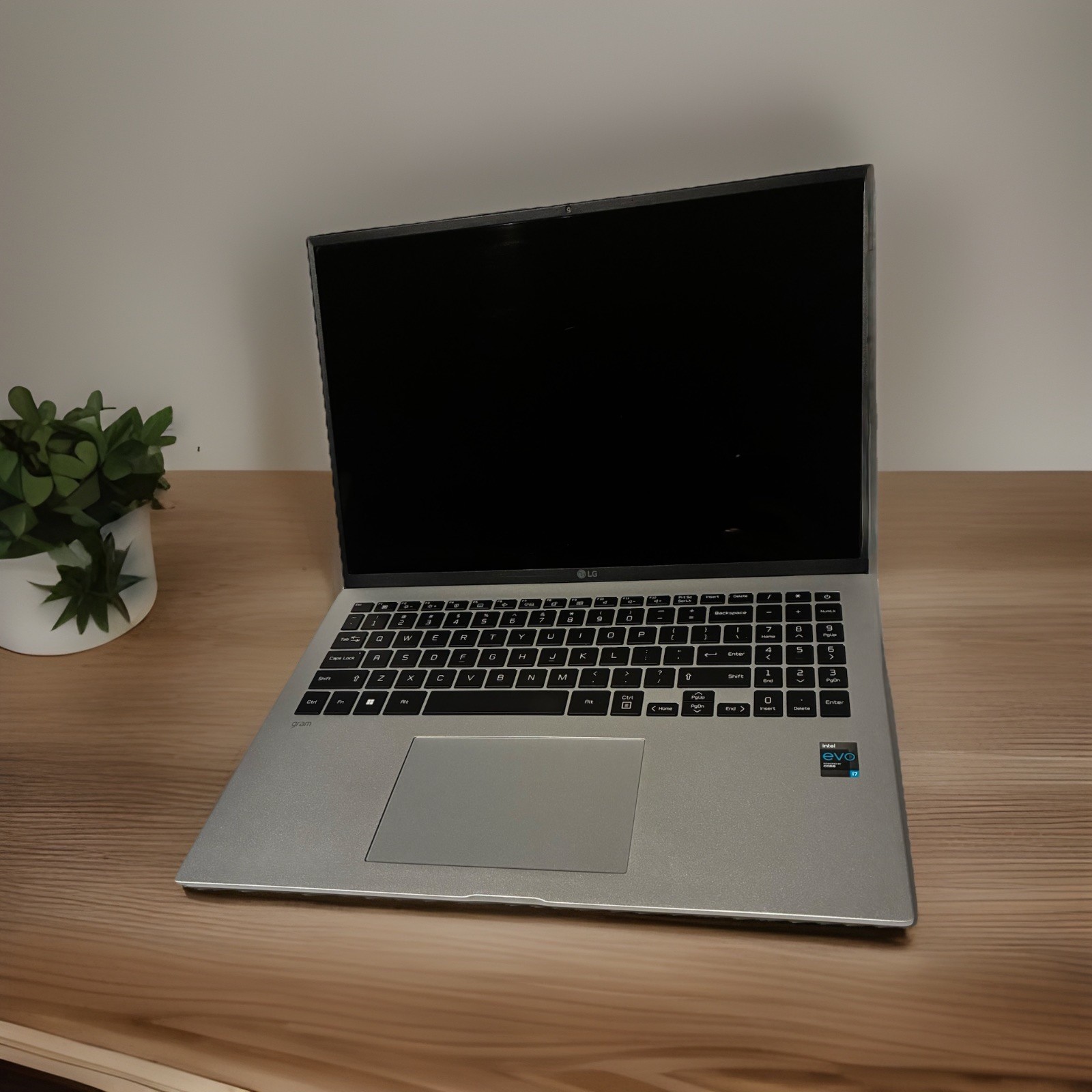 LG Gram 16″ i7 16GB RAM 512GB NVMe SSD Win11 Pro Silver Ultra-Light Laptop