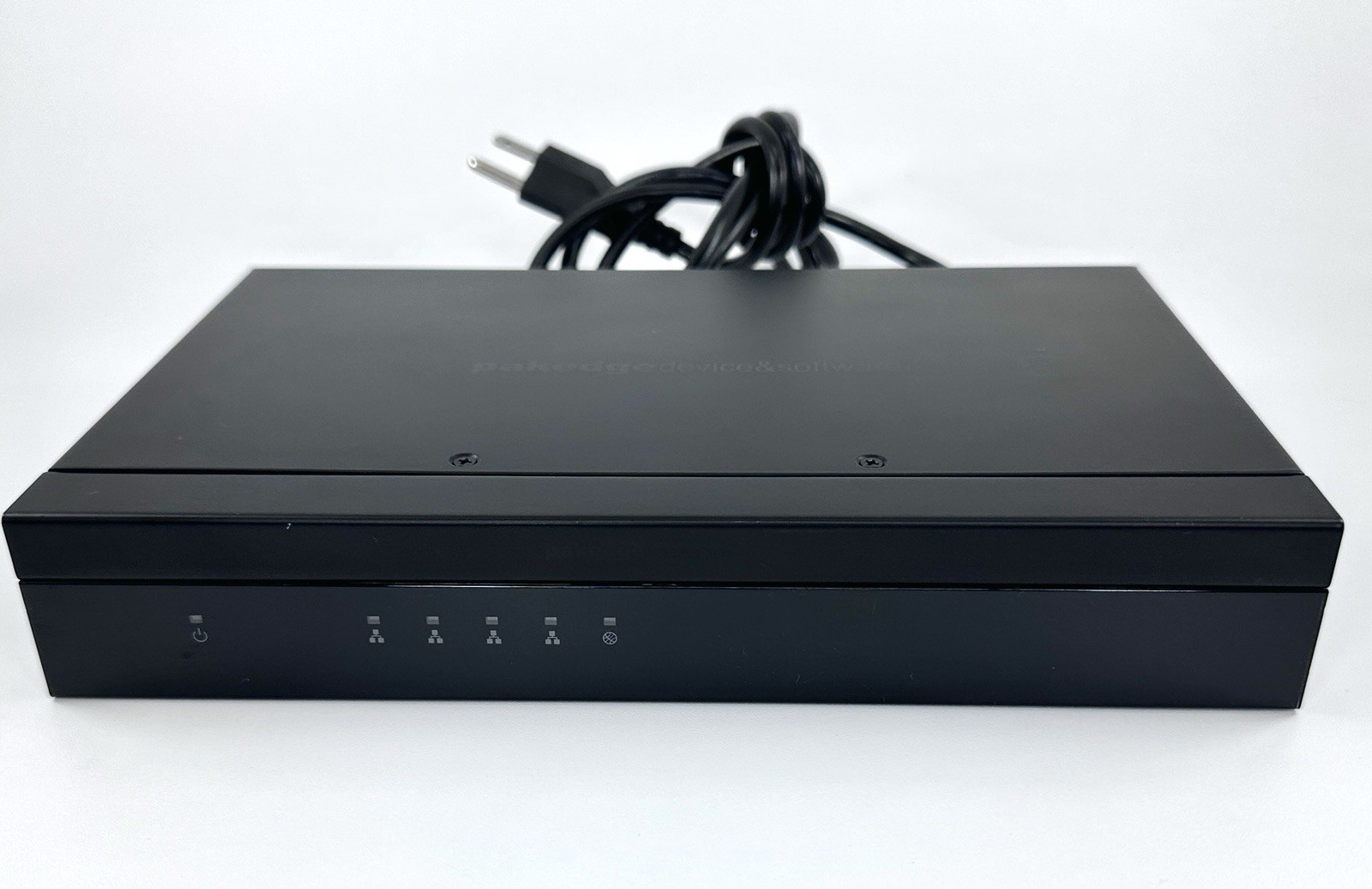 Pakedge 4-Port Gigabit Router Switch Network Device with Power Cord