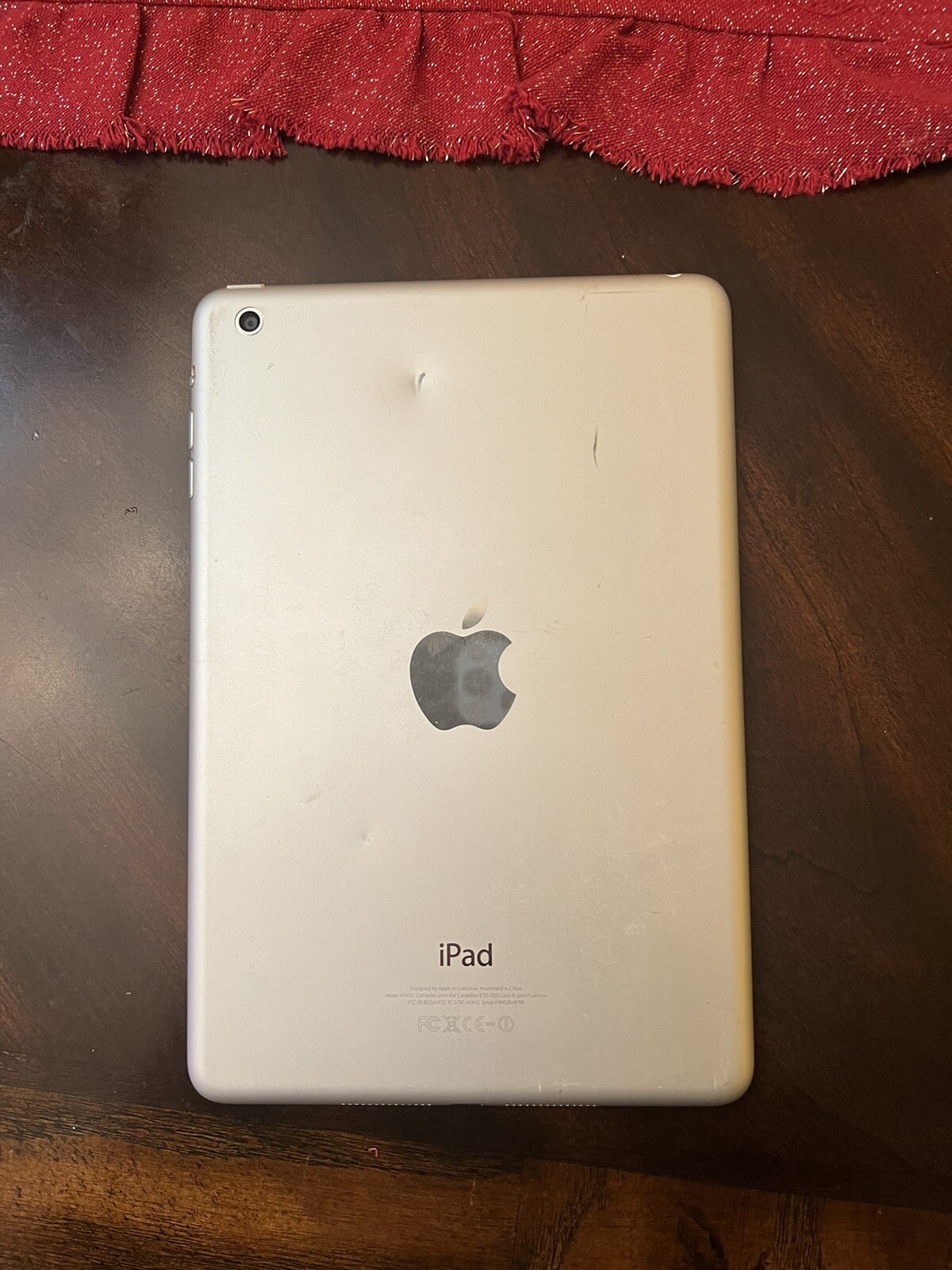 Apple iPad I Dont know what version it is . 32GB, Wi-Fi, 9.7 in - Silver