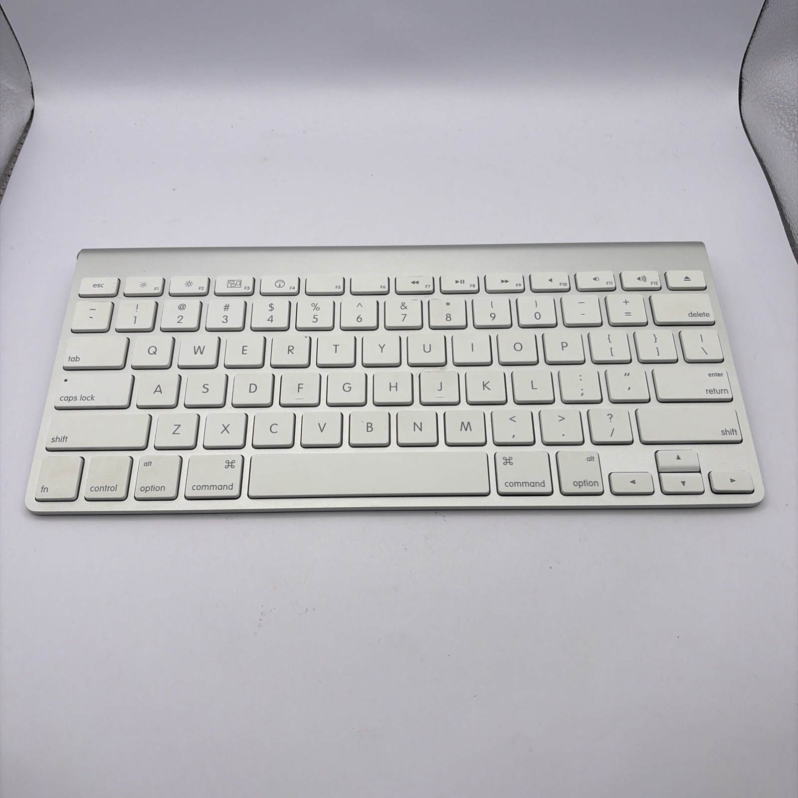 Apple A1314 Wireless Bluetooth Keyboard Slim Aluminum Mac  iPad Tested  1 Issue