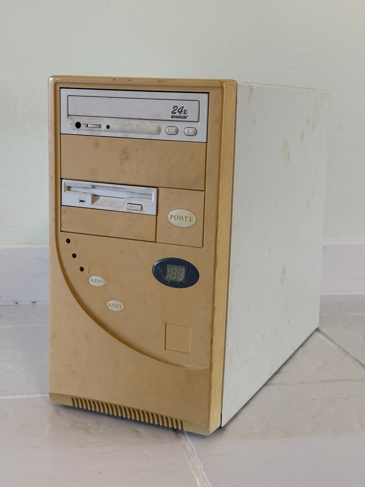 Vintage 90s PC Intel Pentium, cards, no HDD