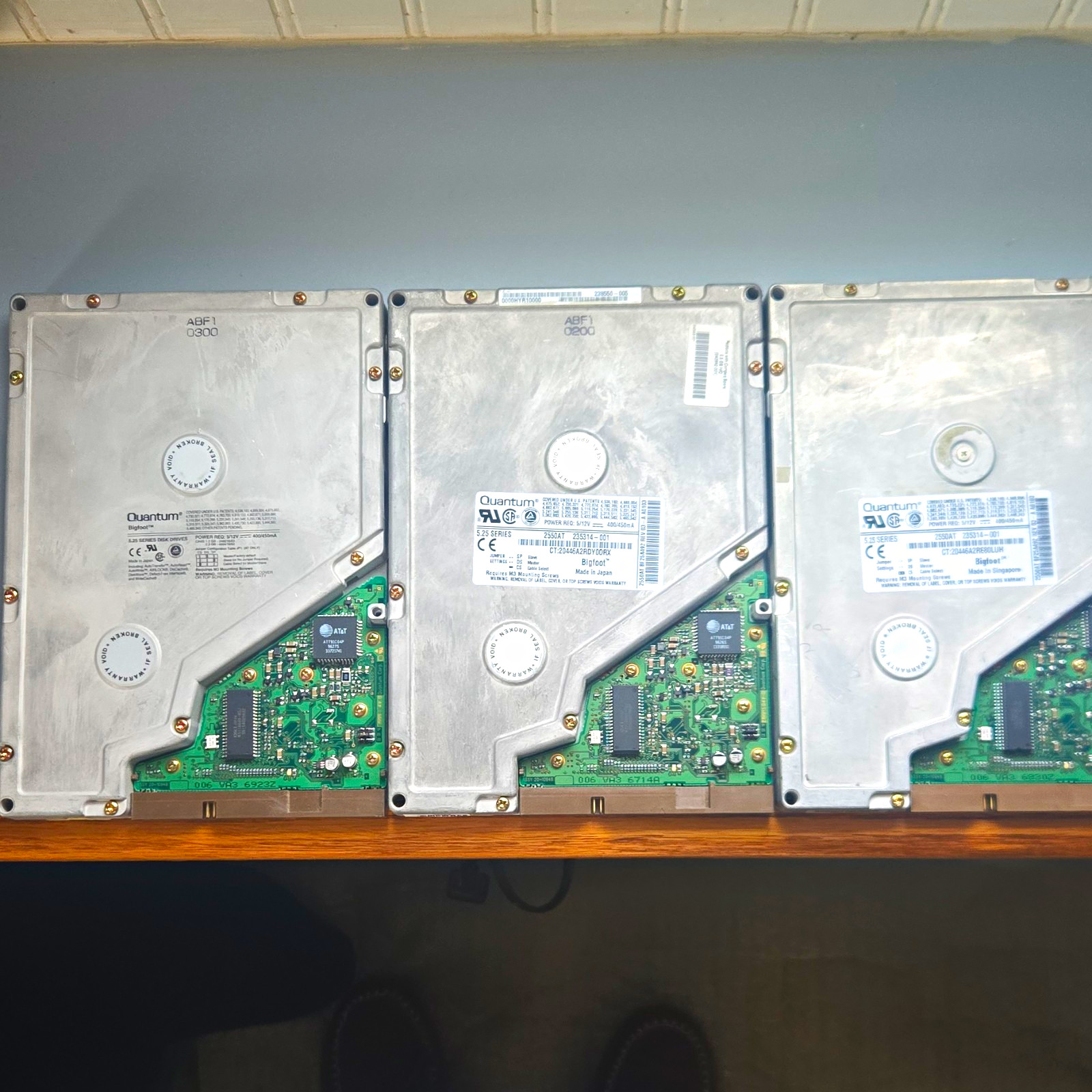 Lot of 3 Vintage Quantum Bigfoot 2550AT 2.5GB 5.25" IDE HDD – MCI Engineer Coll.