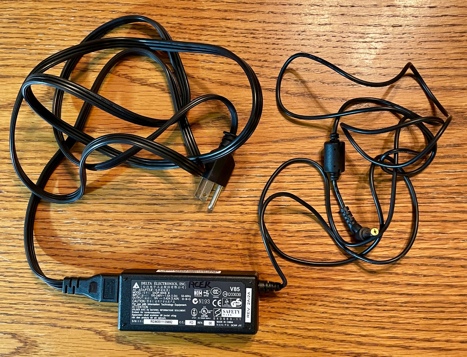 Delta Electronics AC/DC Adapter N17908 V85 SADP-65KB 19V 3.42A 40W -- tested