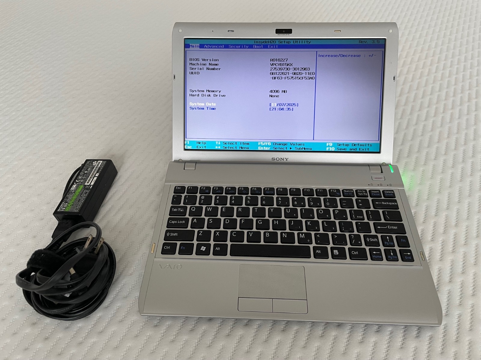 SONY VAIO VPCYB15KX Rare Retro Netbook AMD E-350 CPU 4GB RAM 320GB HD 11.6 HD