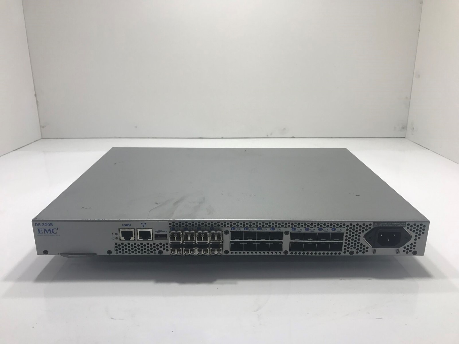 EMC DS-300B 8/24 8-Ports Active Fibre Channel Switch 100-652-065