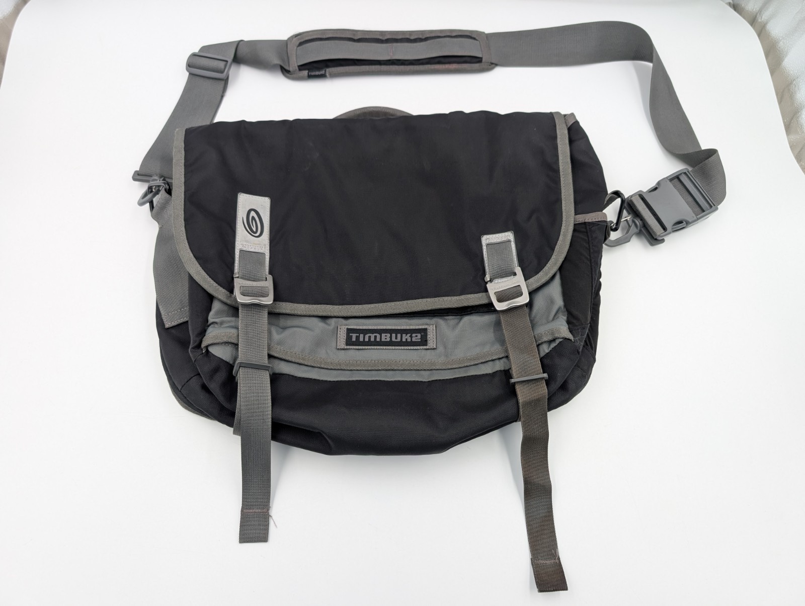 Timbuk2 KDS13 Messenger Laptop Bag Crossbody Shoulder Strap Black/Gray Medium