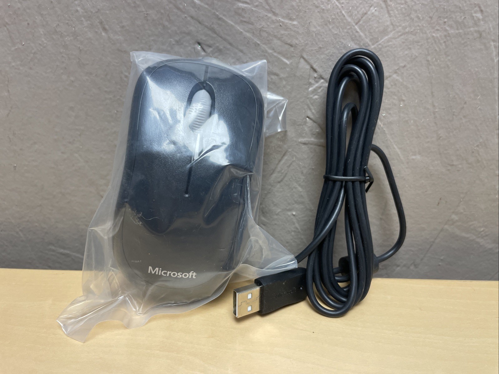 Microsoft Basic Optical Mouse V2.0 USB/PS2 Compatible Black Model 1113, NEW