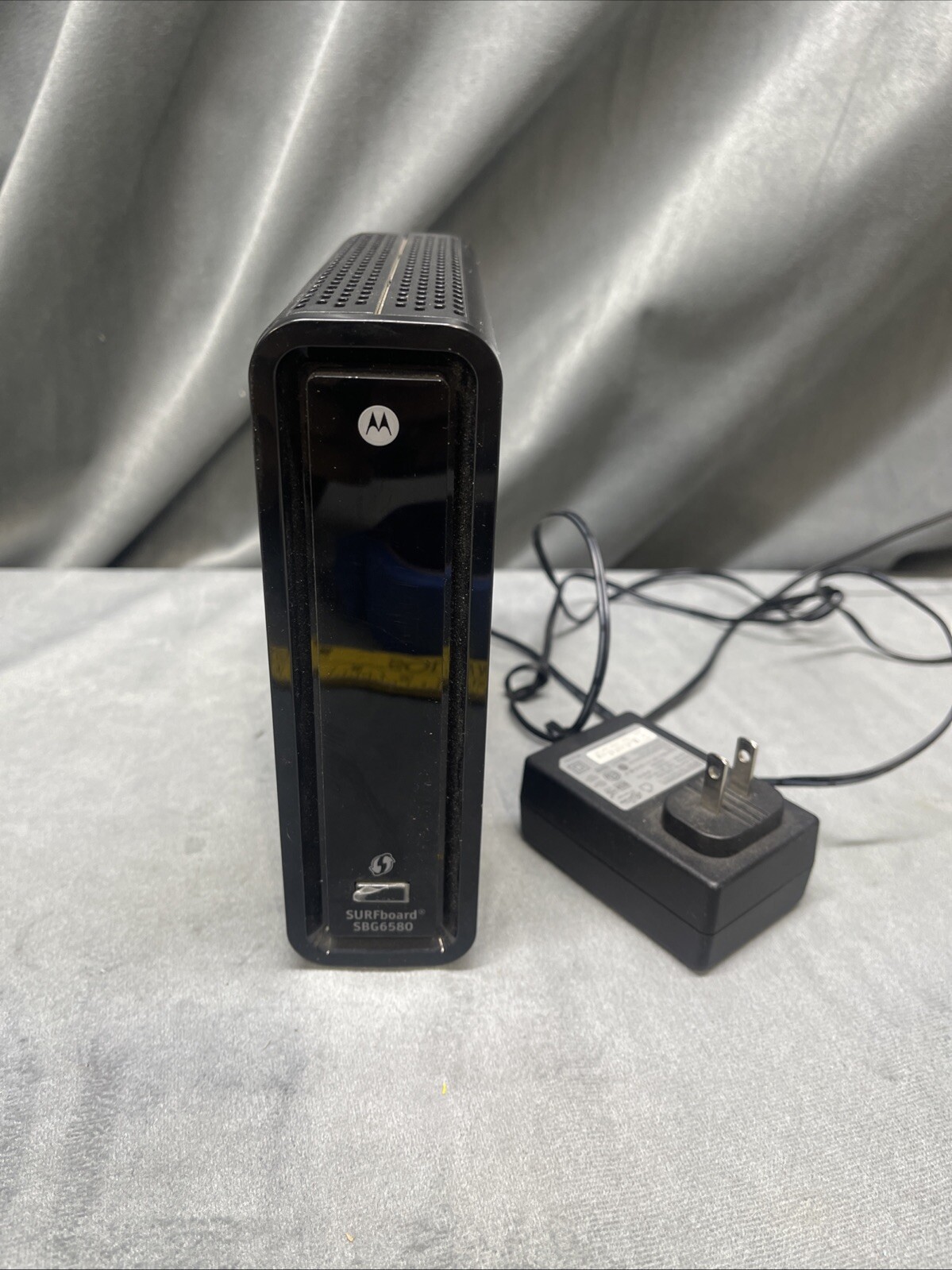 MotorolaSURFboard SBG6580-G228 DOCSIS 3.0 Cable Modem Wi-Fi Router With AC Cord