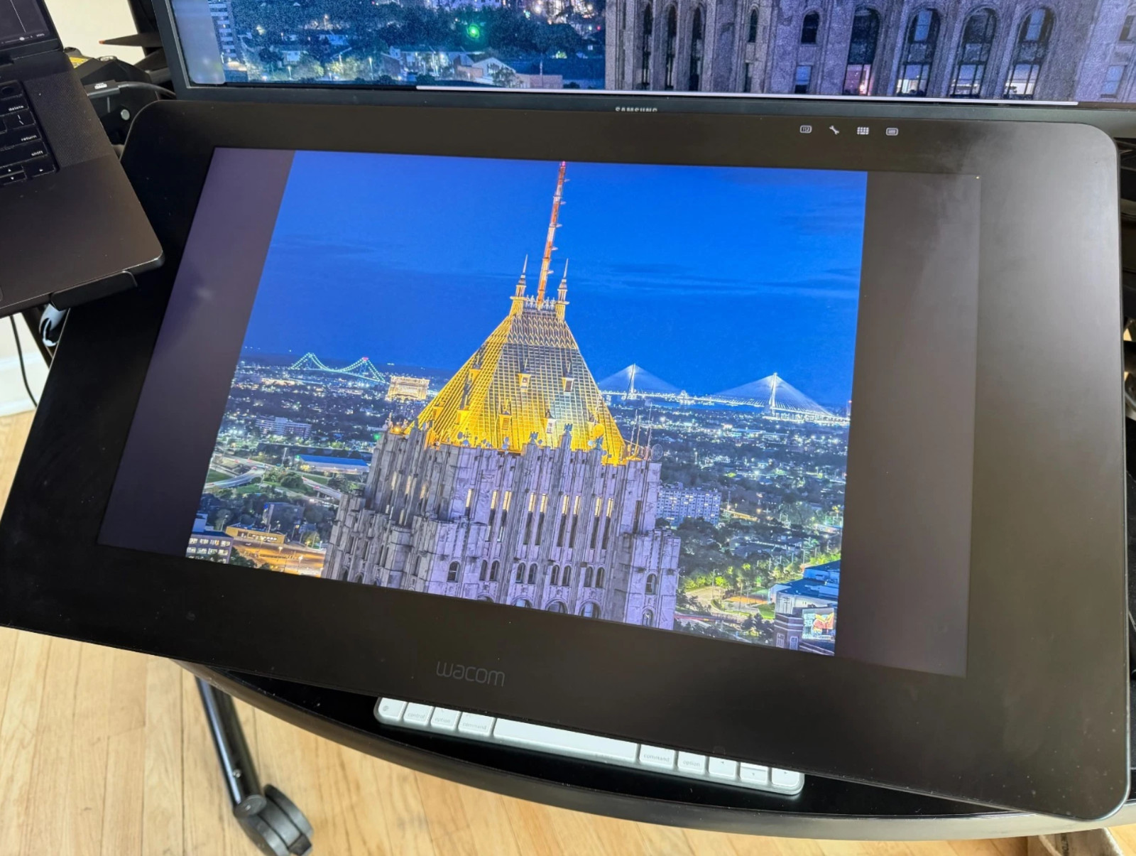 Wacom Cintiq Pro 24 Creative Pen Display (DTK-2420)