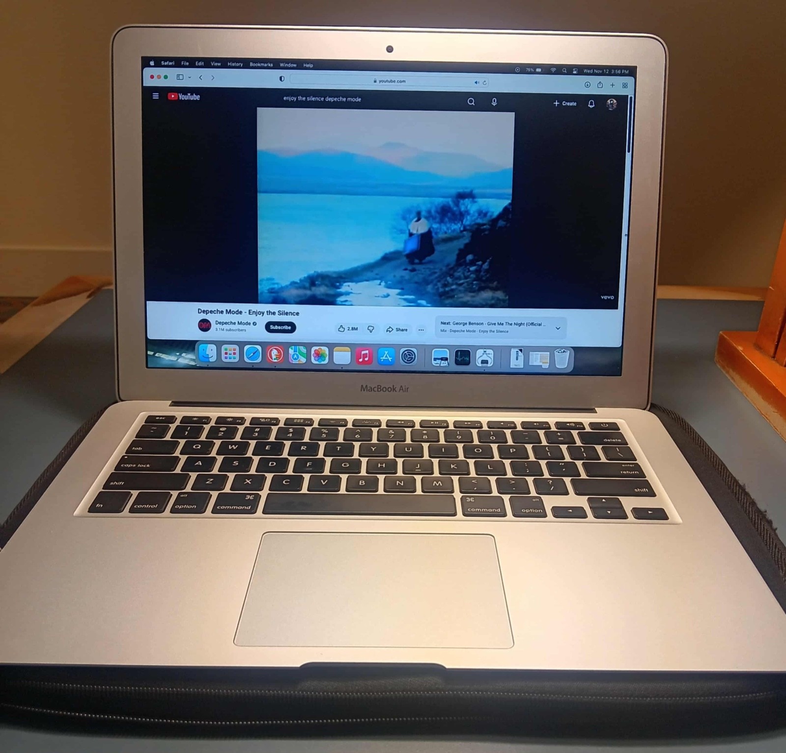 Apple MacBook Air 13" A1466 Laptop Silver Early 2015 250GB SSD w/ Charger bundle