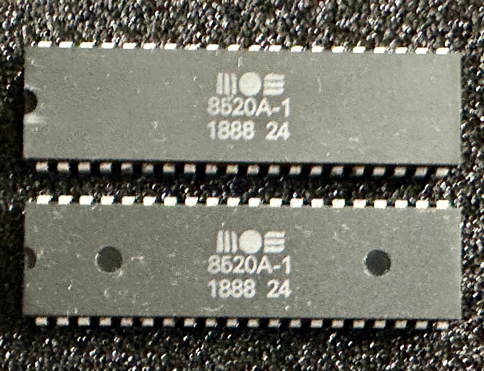 8520A-1 MOS/CSG ODD EVEN (x2) from an AMIGA 500 rev.5 #18 88