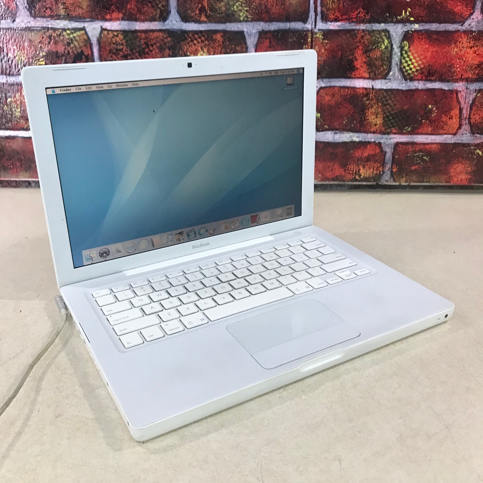 2006 Apple MacBook Retro Gaming Laptop Core 2 2.0GHz 1GB RAM (OS 10.4.11 Tiger)