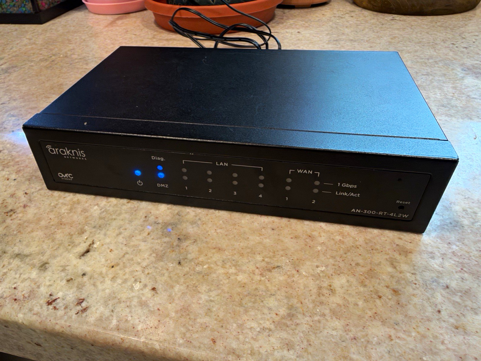 Araknis Networks AN-300-RT-4L2W Wired Gigabit Router Works Great