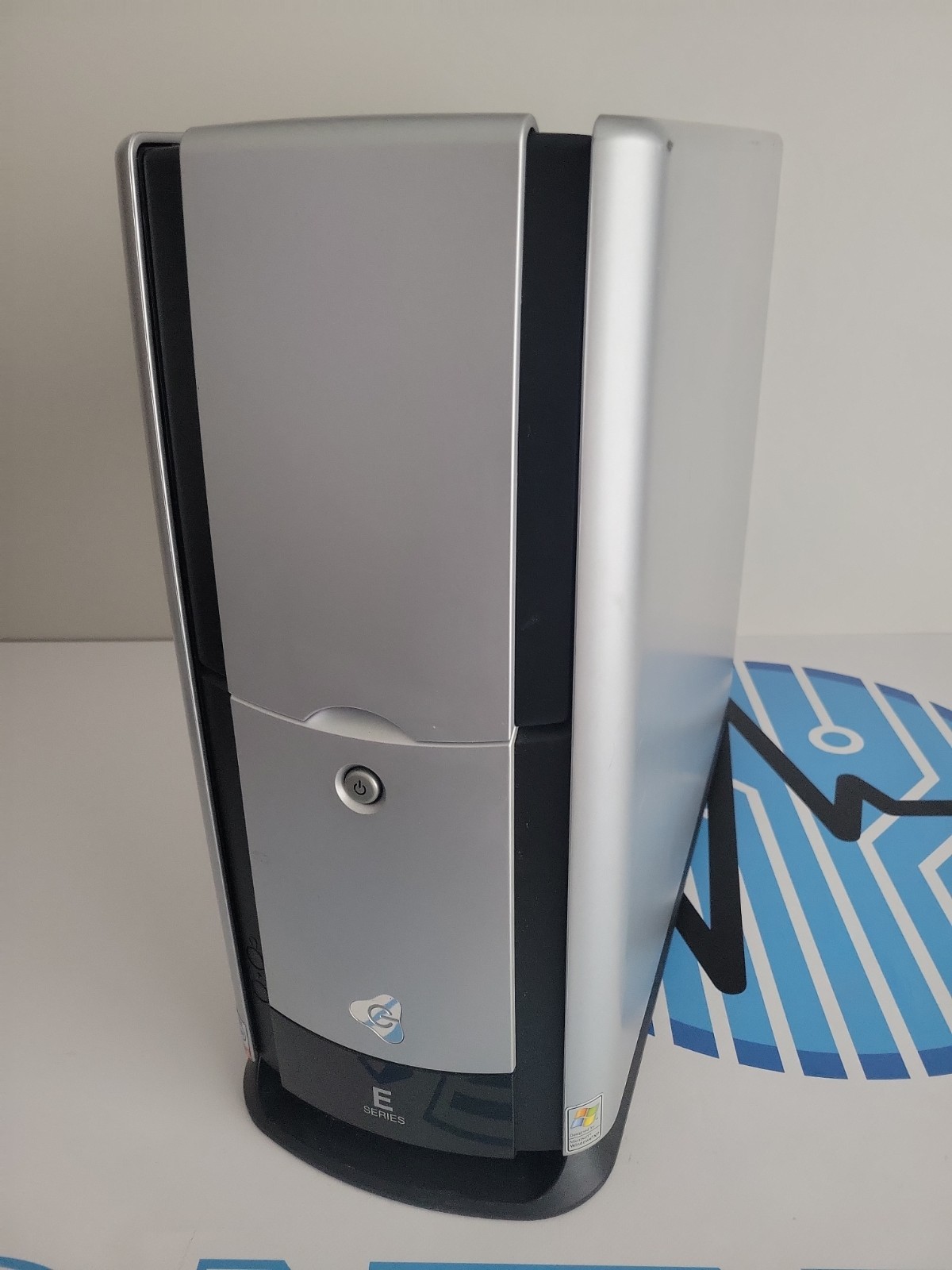Empty Retro Gateway E-Series MFATXPNT ESX E4000 P04 Computer Chassis Case w/ CD