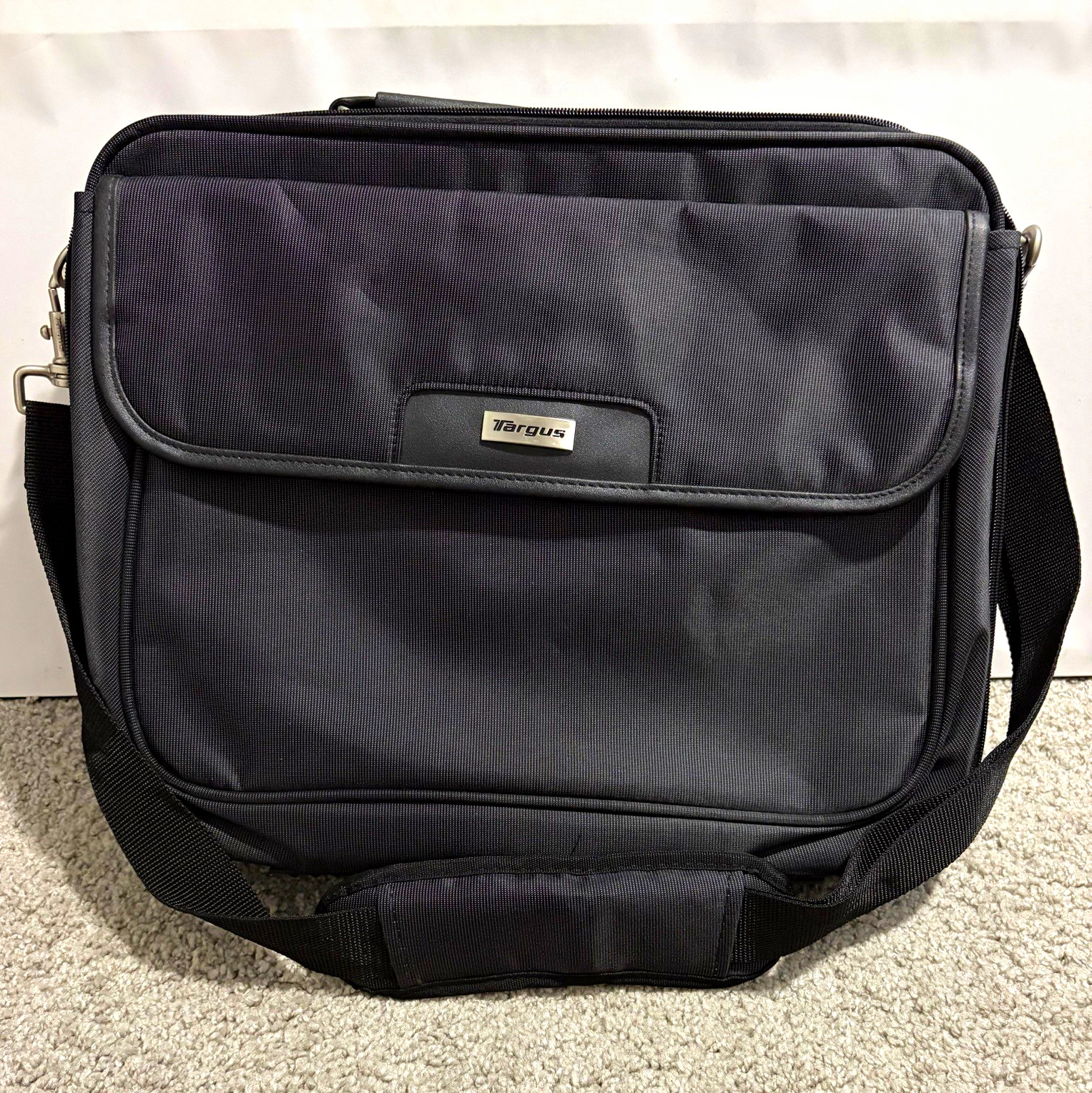 Targus Padded Black Nylon Shoulder/Messenger Laptop Bag 16in w/ Partitions
