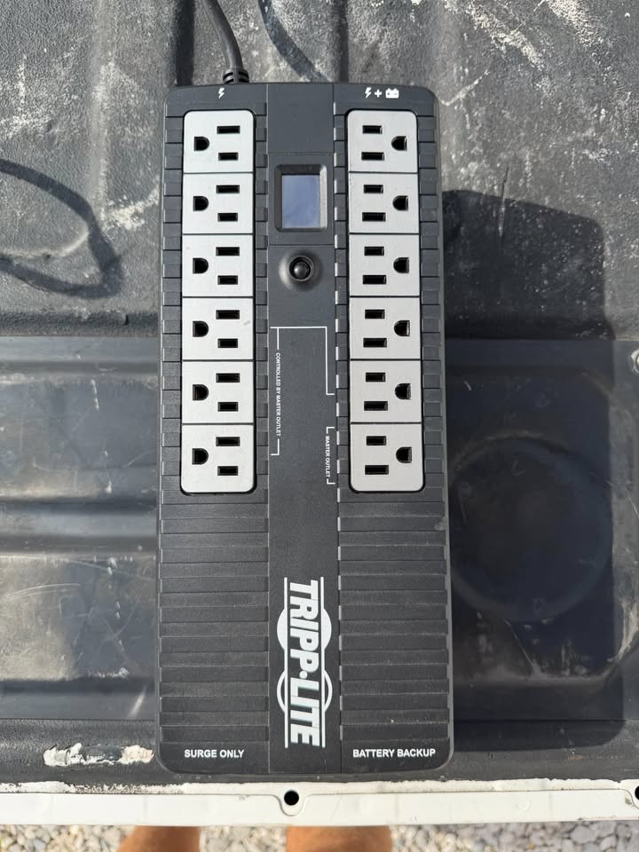 Tripp Lite ECO850LCD UPS 850VA 425W 12 Outlets Tested Working