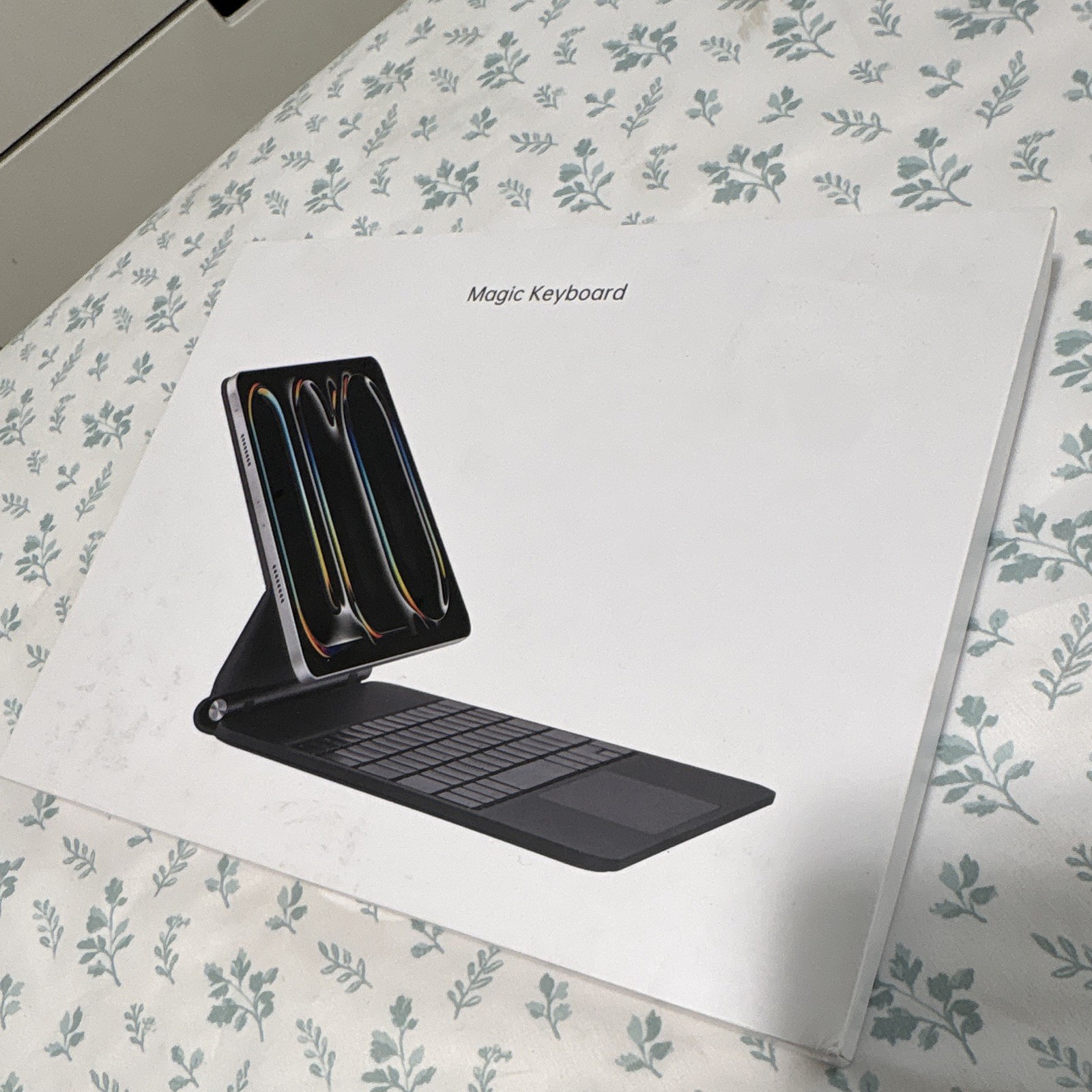Magic Keyboard Dock w/ Built-In Touchpad, Magnetic, Bluetooth, White, F7