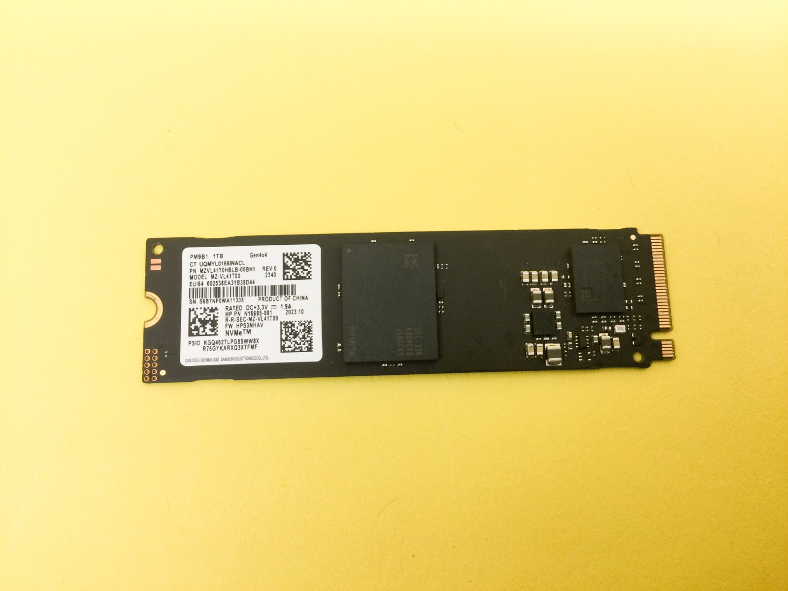 MZ-VL41T00 Samsung PM9B1 1TB NVMe PCIe Gen4x4 M.2 2280 Internal SSD
