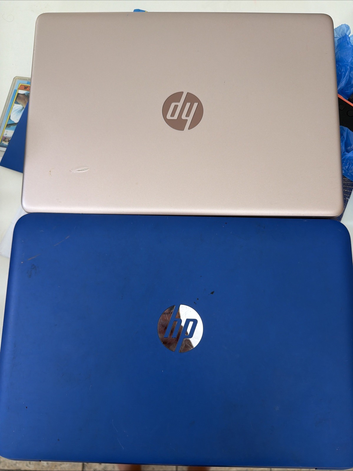 lot x 2 Broken HP Laptop - no charger. pink is boot locked. blue is unknown