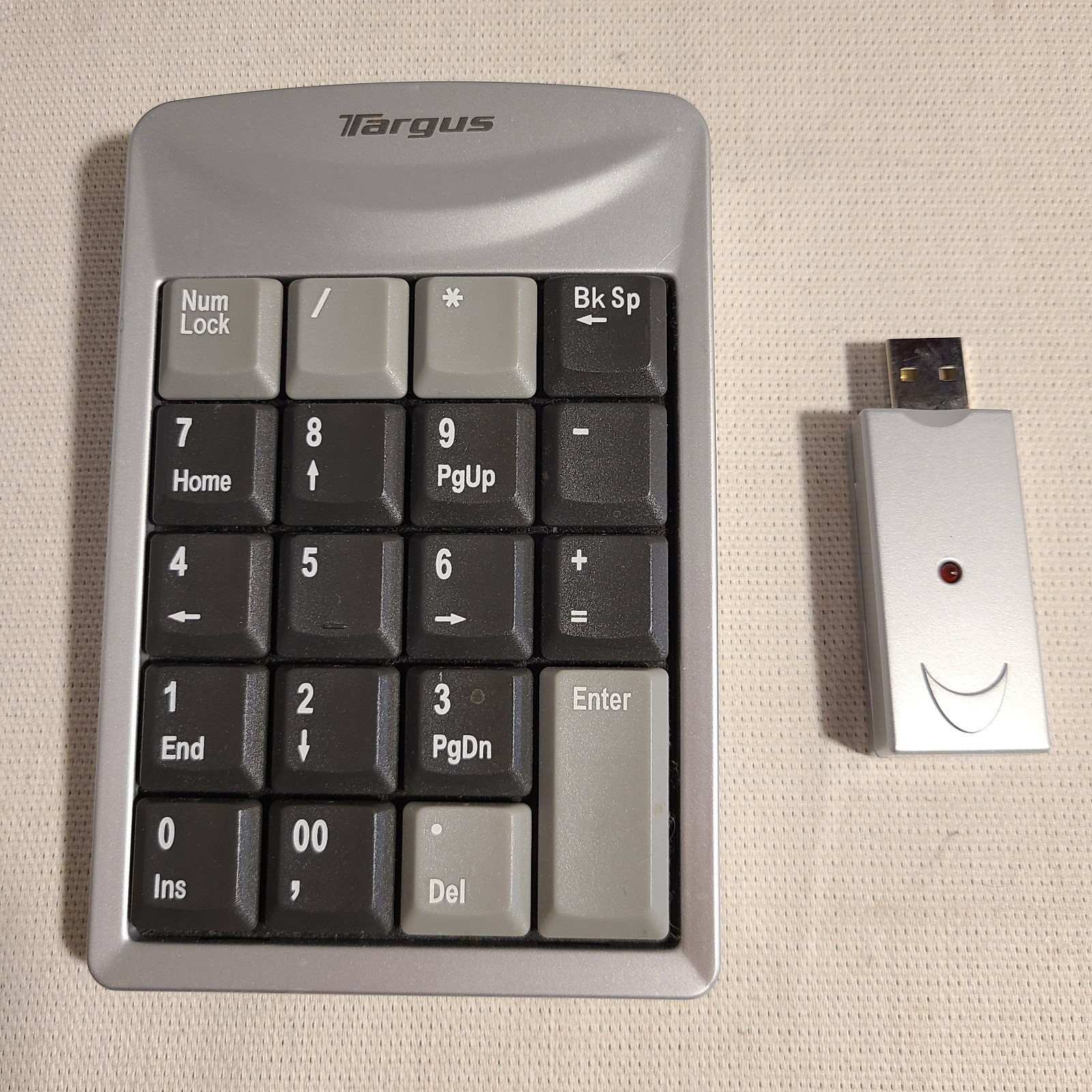 Targus Bluetooth Wireless Portable Numeric Keypad AKP01US W/ Receiver Silver 