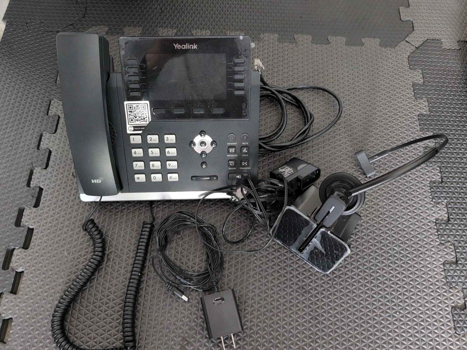 Yealink 4.3" LCD Gigabit IP Business Phone Sip-T46U With Headset Plantronics