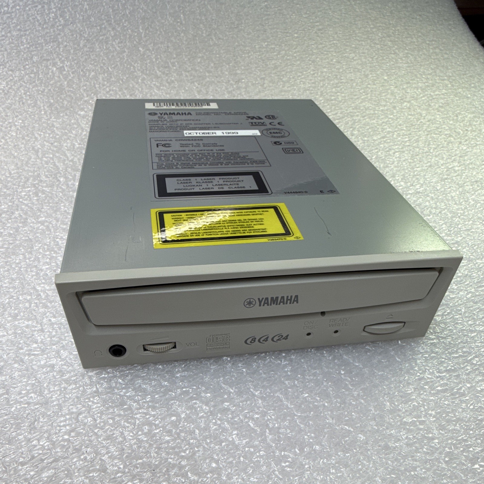 Yamaha CRW8424S (SCSI) Internal CD-RW Drive 8x/24x (5.25in) Beige *With Cables
