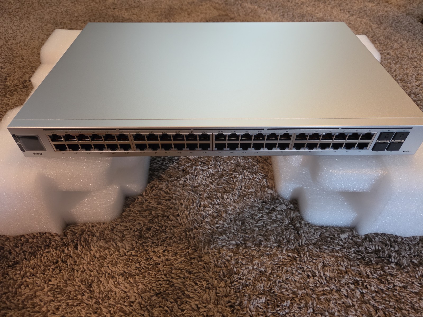 Ubiquiti Unifi USW-48-POE 48 Port Gigabit (32 PoE+ 195W) 4 SFP 1G Network Switch