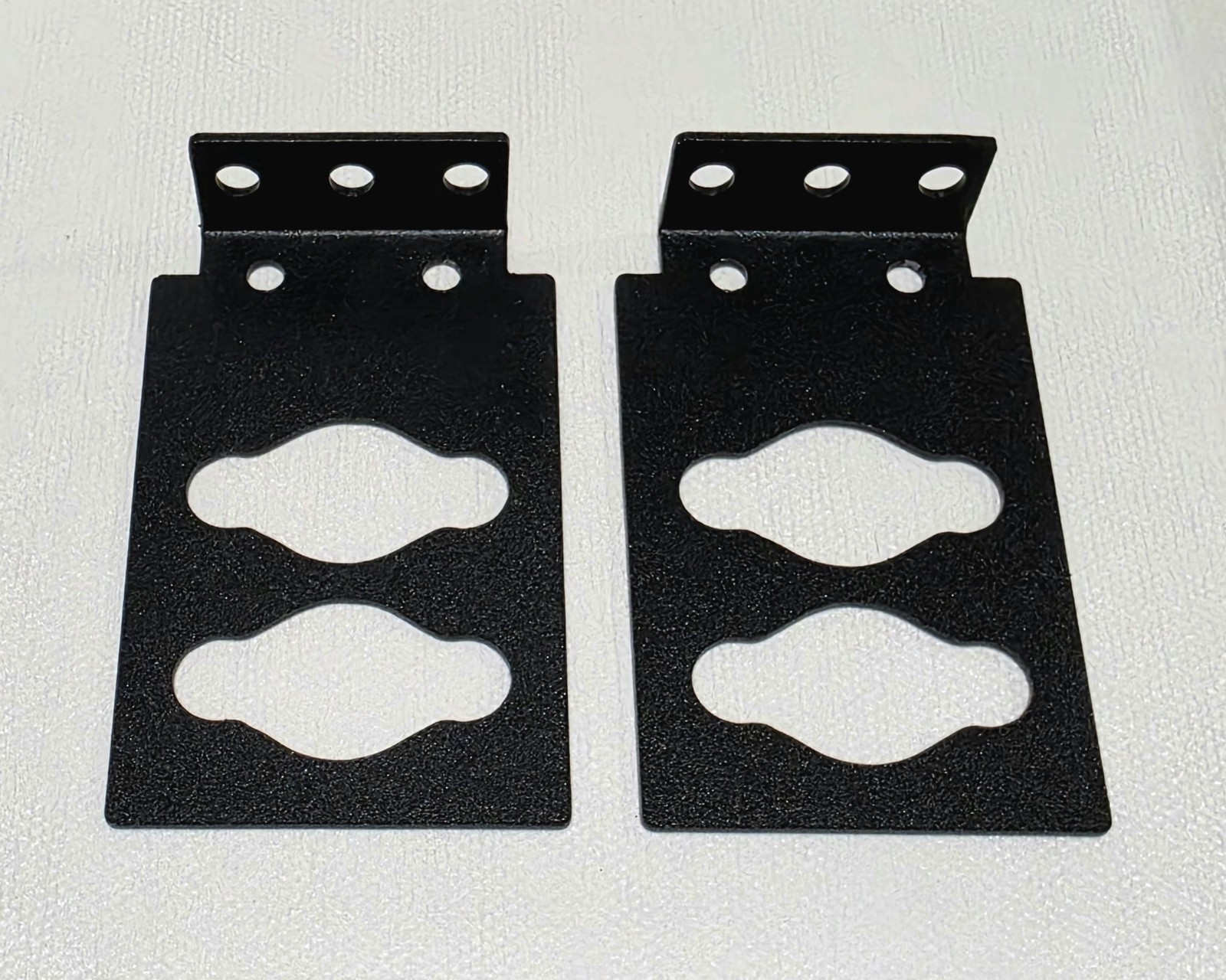 APC Vertical PDU Mounting Bracket - 2 Pieces (870-15252) (0M-10075) 
