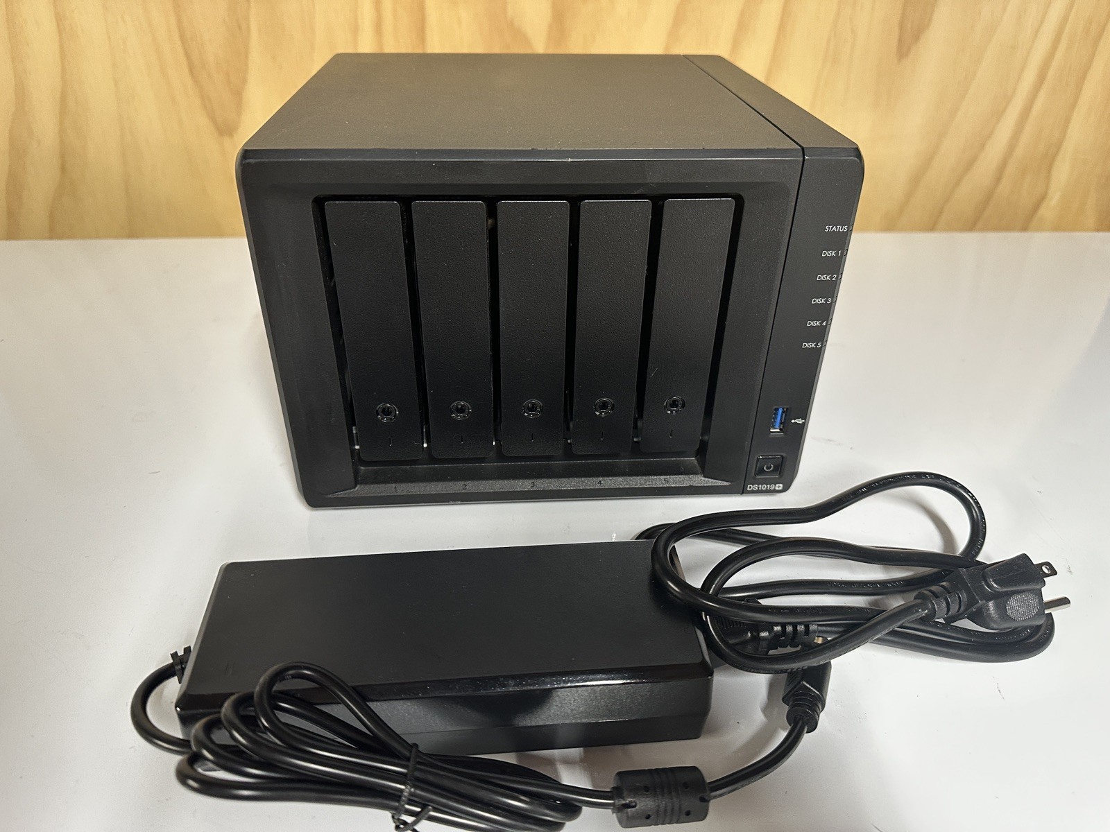 Synology DS1019+ 5-Bay NAS; Quad-core Intel CPU; 8 GB ram - 4TB HDD included
