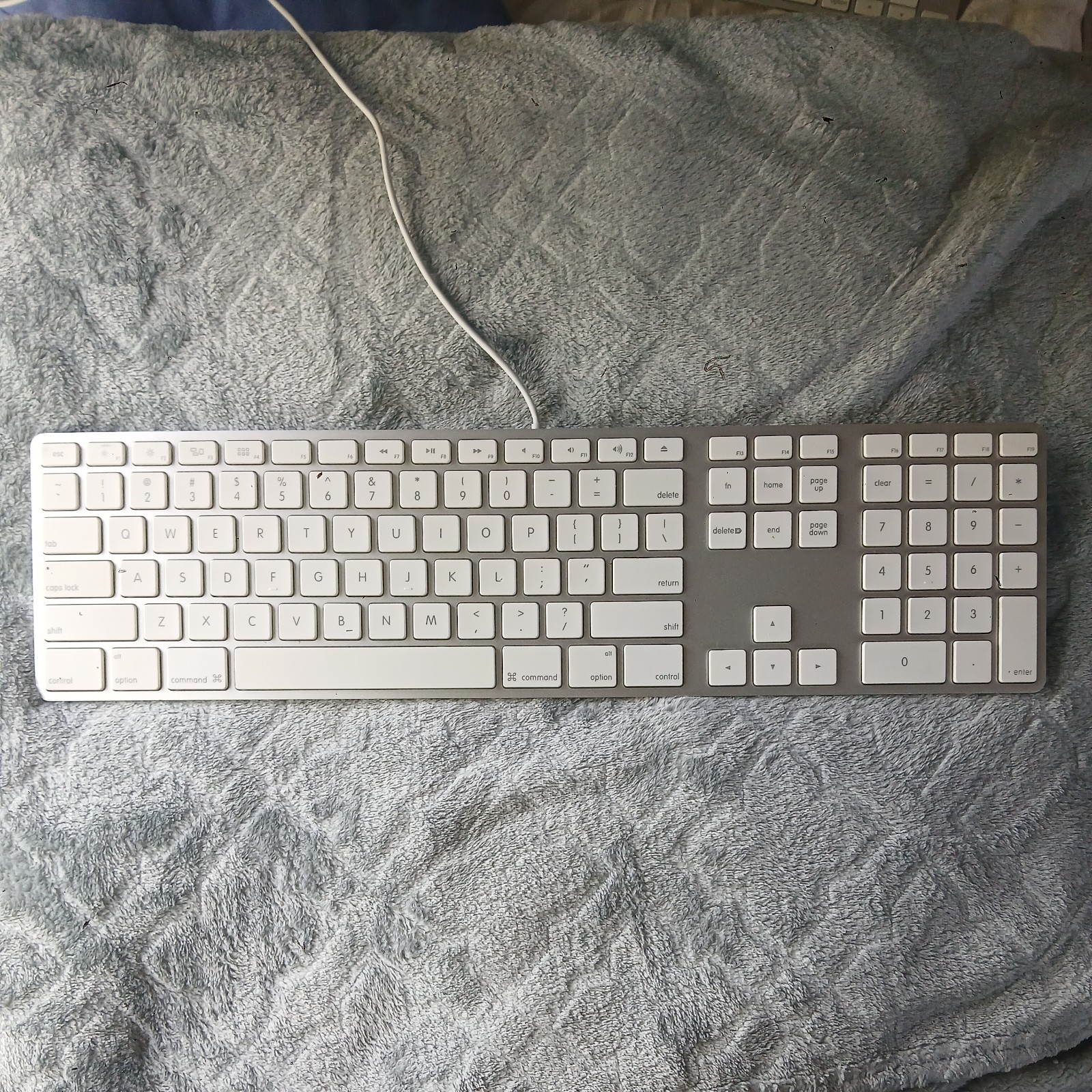 Apple A1243 USB Wired Keyboard Dual USB Ports Numpad Cleaned and Tested 2007