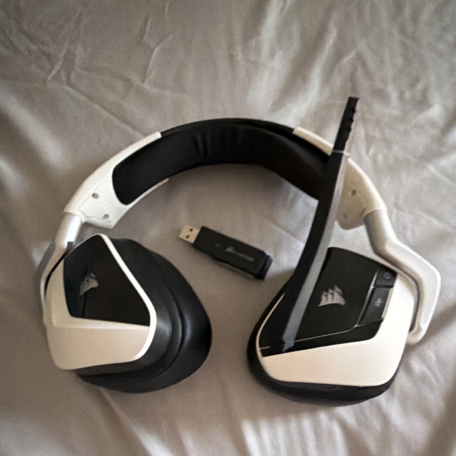 Corsair VOID PRO RGB Wireless Headset USB Dongle Mic Mute Black White