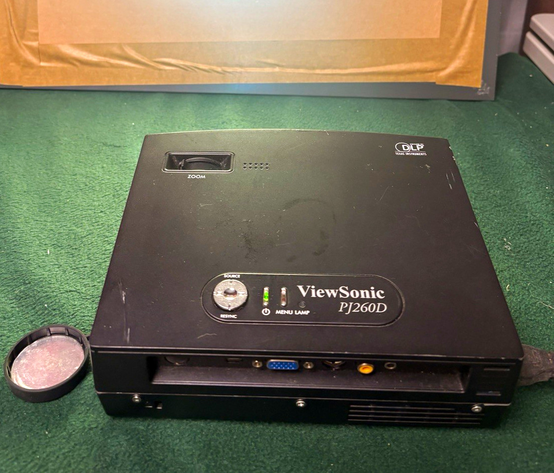 ViewSonic PJ260D DLP Projector 1800 ANSI Lumens 800x600 w/ Case & Cables