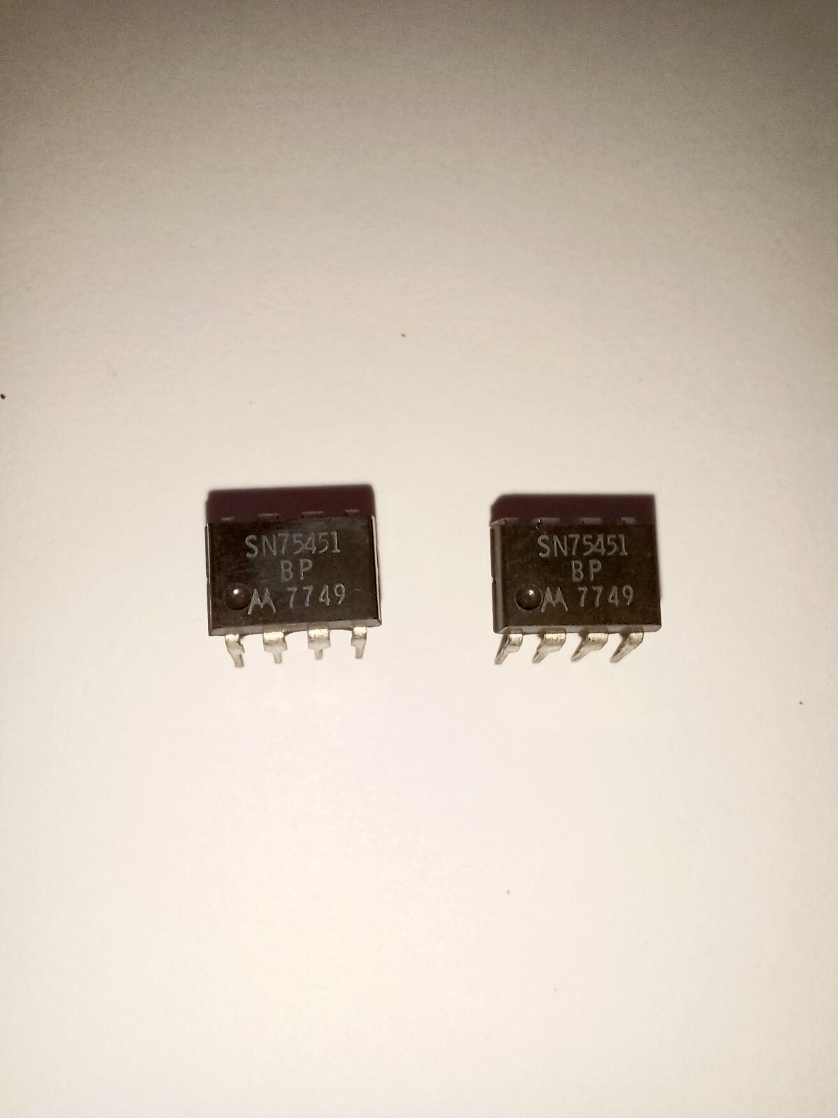 LOT of 2* MOTOROLA    SN75451BP    Dual-Peripheral Drivers VINTAGE 1977 NOS