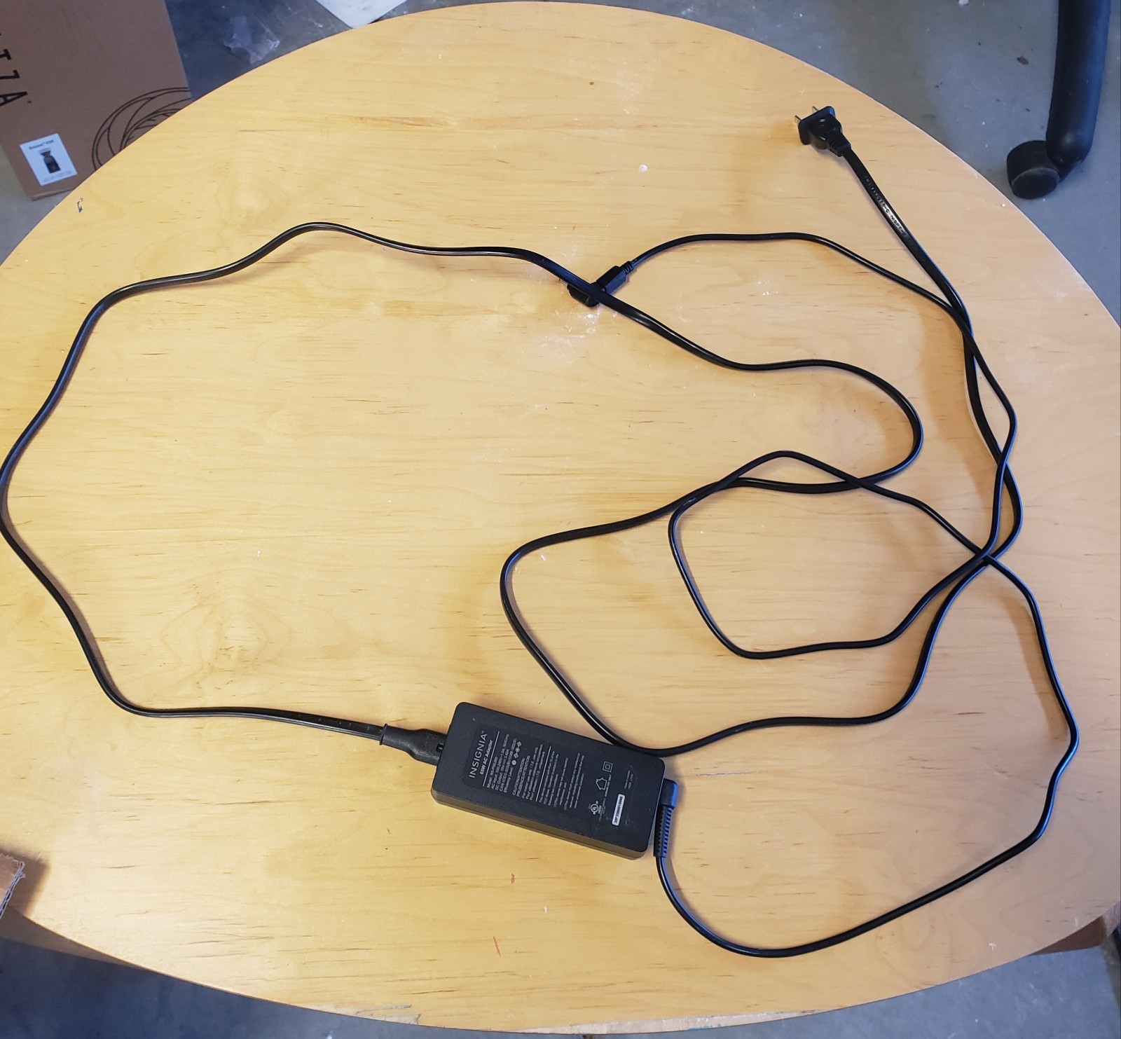 ​Insignia 65W Universal Laptop Charger AC Power Adapter - DEFECTIVE / FOR PARTS