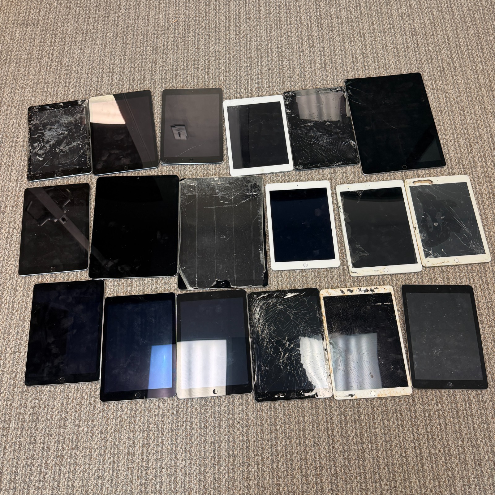 Lot of 18 - iPads [UNTESTED, FOR PARTS]