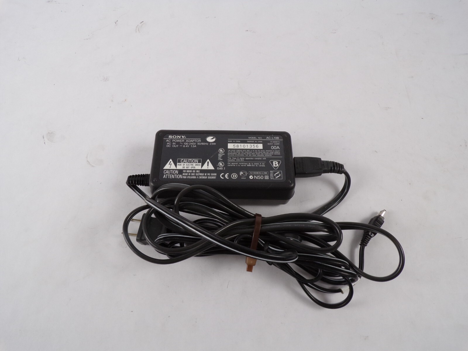 Geniue Sony AC-L10B Class 2 Output 8.4 V 1.5 A Power Supply Adapter A85