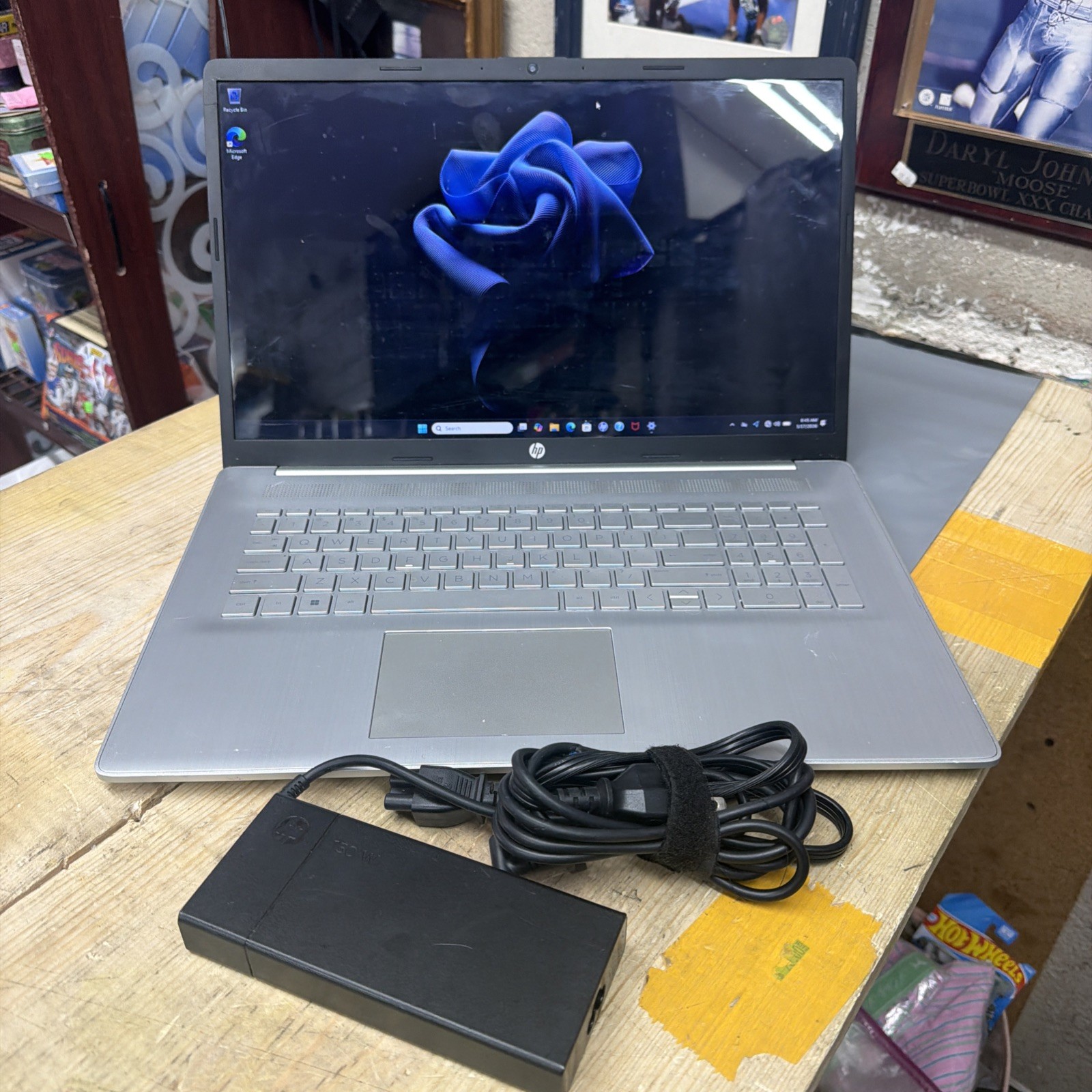 HP 17-CN0010NR 17.3 inch (256GB Intel Core i3 11th Gen., 3.70GHz, 16GB)