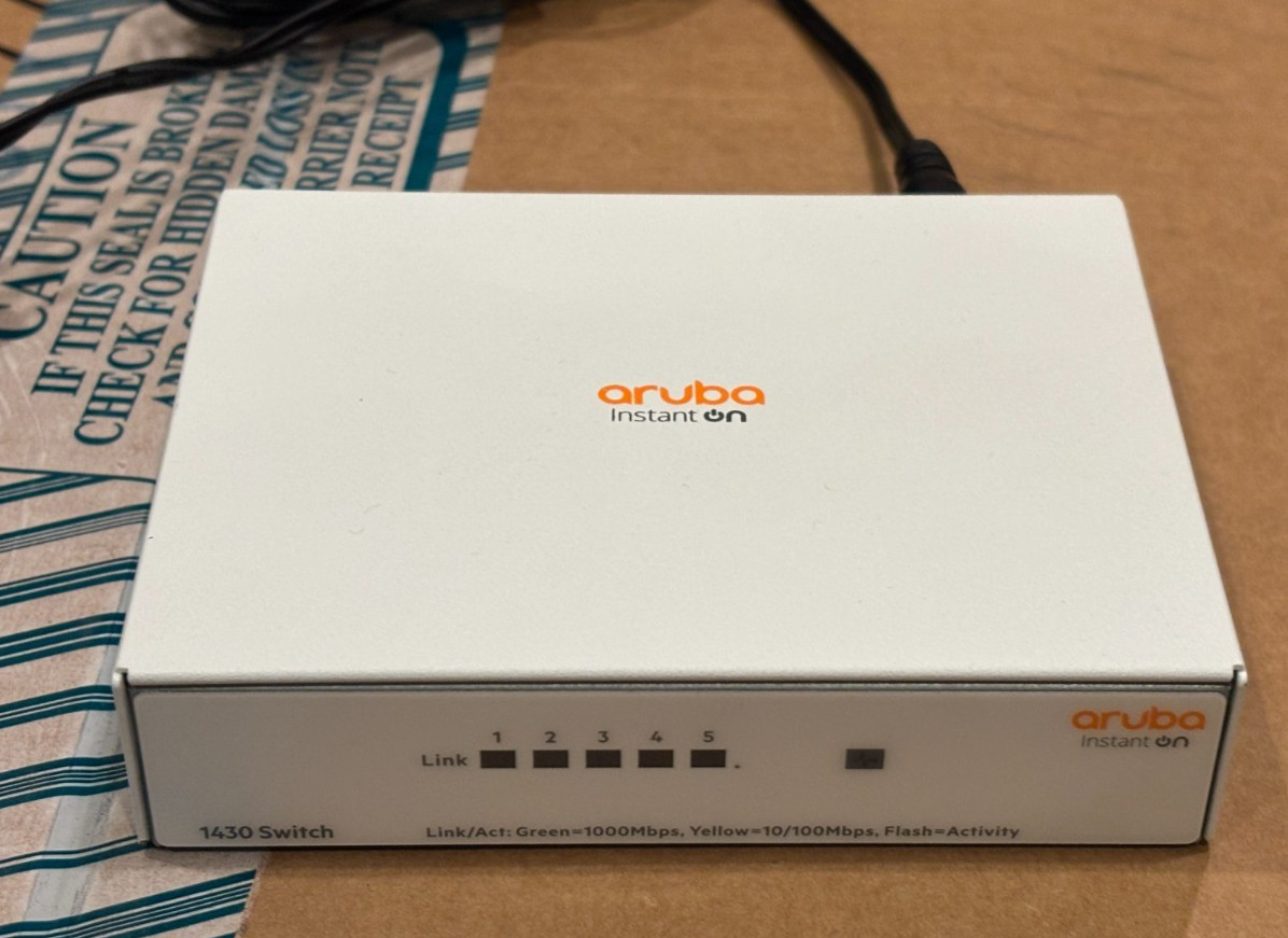 Aruba Instant On 1430 5-Port Gigabit Unmanaged Switch (R8R44A)
